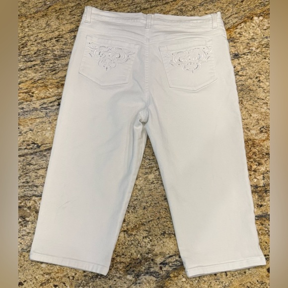 Gloria Vanderbilt Denim Capri Skimmers Women’s Size 12 Petite White Embellished - Picture 2 of 10